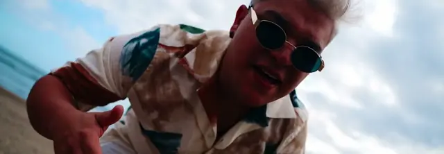 Gory con gafas de sol en la playa