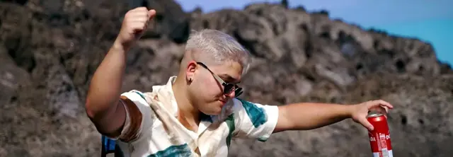 Gory bailando sobre las rocas
