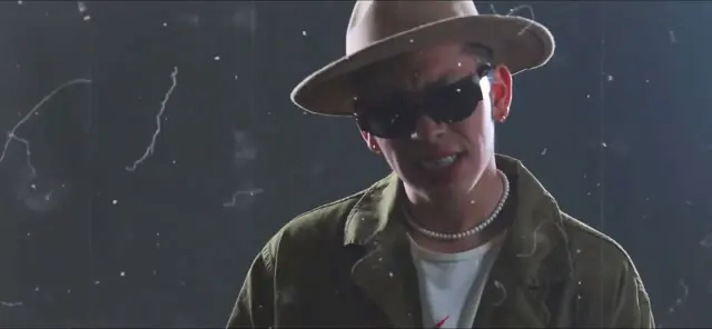 Gory con sombrero y gafas de sol
