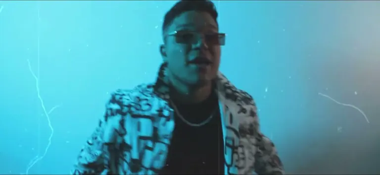 Gory en escenario con luz azul