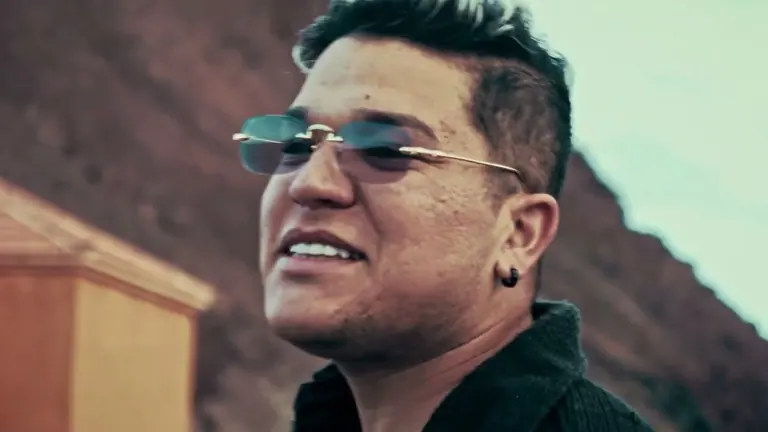 Gory de perfil con gafas