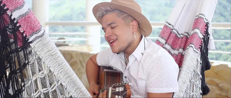 Gory con guitarra en una hamaca
