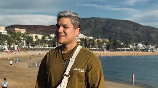 Gory sonriendo en la playa