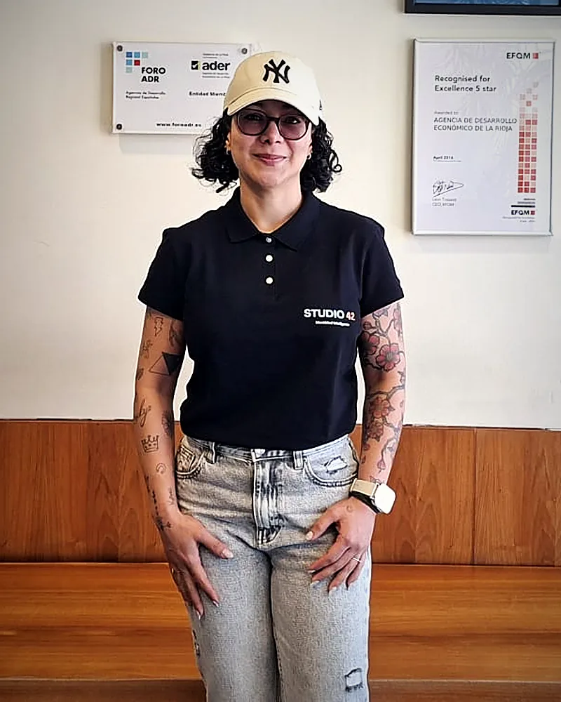Melina con el polo de Studio 42 en la sede de la ADER en Logroño