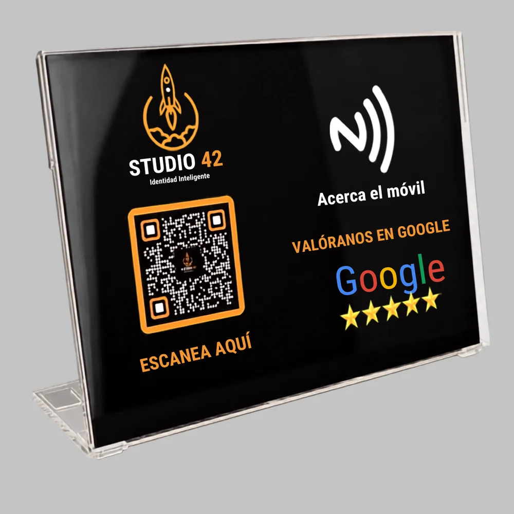 Display acrílico inclinado con QR y chip NFC de Studio 42