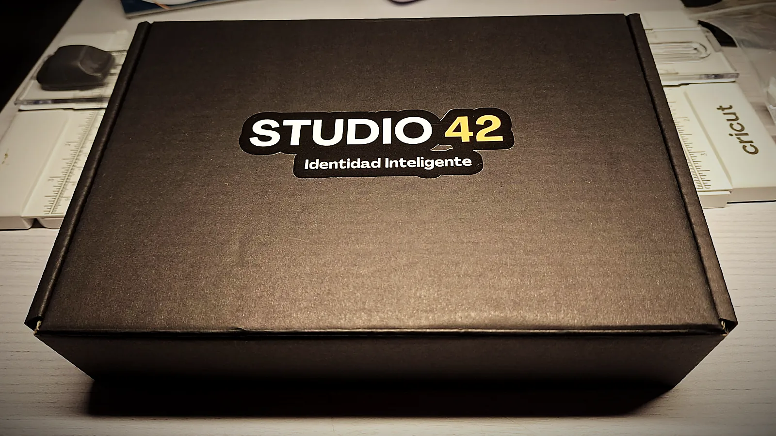 Caja negra cerrada con la pegatina Studio 42 Identidad Inteligente
