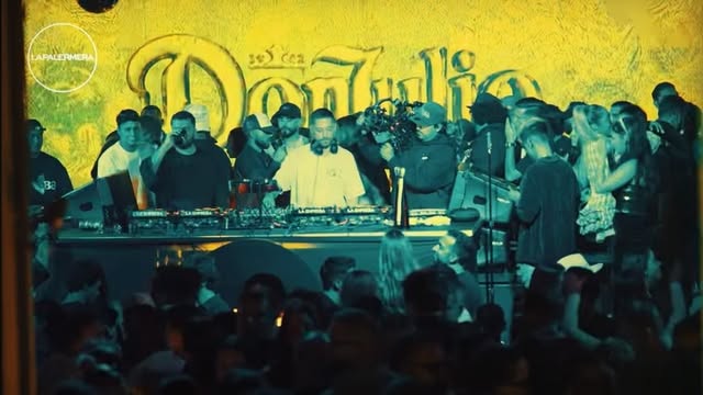 Cabina de DJ y público durante una fiesta grabada por Messina Film