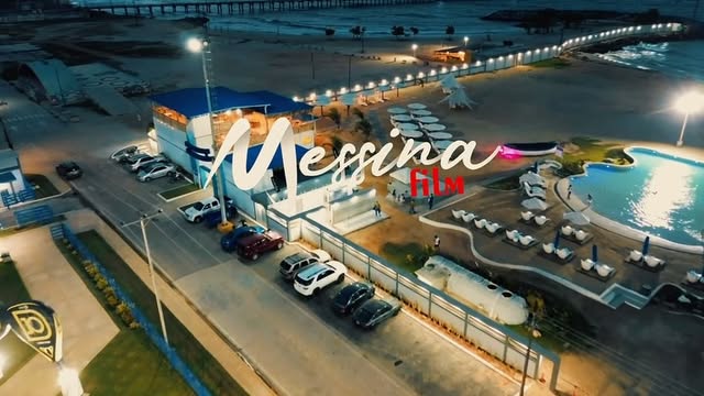 Vista aérea nocturna de la costa iluminada