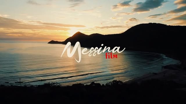 Atardecer sobre la costa y la montaña, vista aérea