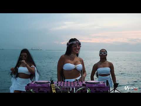 Jimena Araya y bailarinas frente al mar en el Malecón